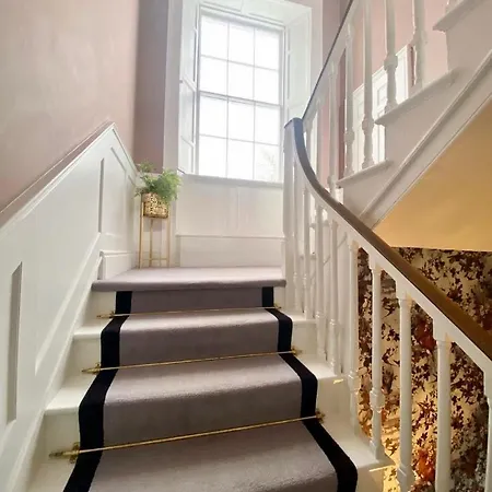 Гостевой дом The Stables Townhouse Бирр